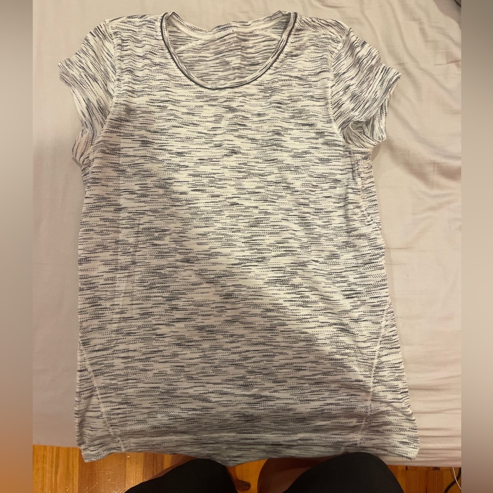 lululemon size six short sleeve top in the heather pattern